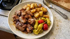 Maiale in padella con patate e peperoni fritti: il secondo rustico che sa di casa