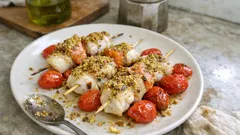 Spiedini di mare croccanti al forno con pistacchi e pomodorini: pronti in 20 minuti