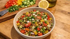 Insalata di lenticchie fresca con peperoni e cetriolo: il condimento al limone che fa la differenza