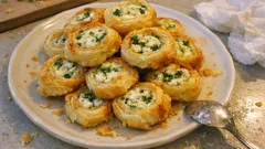 Rotolini di sfoglia con feta e prezzemolo: il trucco “arrotola e affetta” per farne tanti