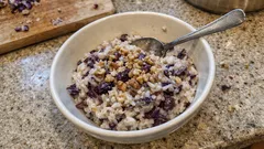 Risotto radicchio e noci: il trucco per una mantecatura davvero cremosa