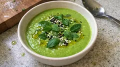 Vellutata di piselli: cremosa, leggera e pronta in pochi passaggi