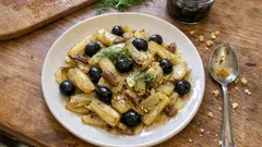 Finocchi in padella con acciughe e olive: il contorno saporito pronto in 20 minuti