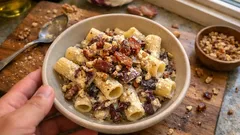 Pasta con radicchio e guanciale: cremosa alla ricotta e pronta in una padella