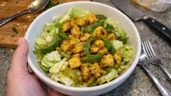 Insalata di pollo croccante: una ricetta leggera e veloce da rifare spesso