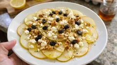 Carpaccio di pere con feta, noci e uvetta: un antipasto elegante pronto in 10 minuti