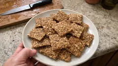 Crackers integrali fatti in casa: croccanti, semplici e pronti con pochi ingredienti