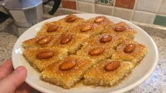 Basbousa fatta in casa: torta di semola e cocco con sciroppo ai fiori d’arancio