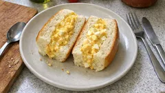 Tamago sando con pane nuvola: il sandwich all’uovo soffice che vale la prova