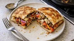 Skepasti vegana con verdure e salsa al tahini: la pita greca che sazia davvero