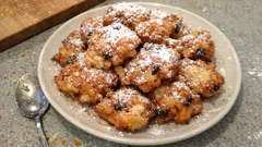 Frittelle soffici di mele e uvetta: il dolce di Carnevale pronto in poco tempo