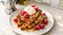 French toast di panettone in padella: dorati fuori e morbidissimi dentro