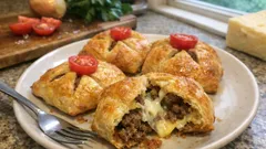 Rustici di sfoglia con macinato e cuore filante: bocconcini perfetti per aperitivo e buffet