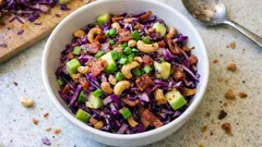 Insalata di cavolo rosso con mela e bacon: croccante, saporita e facile da rifare