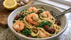 Spaghetti con gamberi e pomodori secchi: il primo veloce con un tocco di limone
