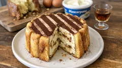 Charlotte di pandoro senza cottura: torta fredda al mascarpone per usare gli avanzi