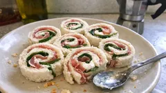 Rotolini stracchino e rucola: finger food senza cottura, pronti in 10 minuti