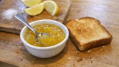 Marmellata di limoni fatta in casa: la macerazione che la rende morbida e profumata