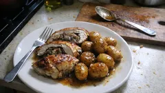 Faraona ripiena al forno con funghi e speck: morbida dentro, patate dorate fuori