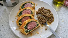 Cotechino in crosta con spinaci e formaggio: dorato, profumato e perfetto per le feste