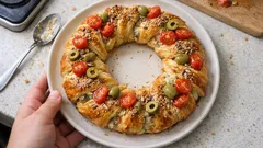 Ghirlanda di sfoglia con tonno e sottaceti: l’antipasto veloce che fa scena in tavola