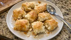 Bougatsa con feta: la ricetta greca facile con sfoglia croccante e cuore cremoso
