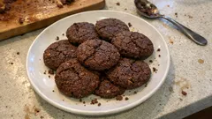 Biscotti vegan con datteri, mandorle e cacao: 3 ingredienti in friggitrice ad aria