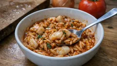 Kritharaki con seppie: il primo di mare greco che cuoce in un solo tegame