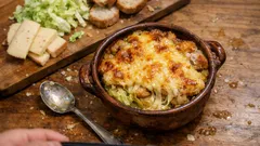 Zuppa valpellinese al forno: verza, pane e fontina per un piatto unico che scalda