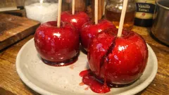 Mele caramellate su stecco: la ricetta facile per una copertura lucida e croccante