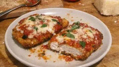 Cotolette di pollo alla parmigiana in friggitrice ad aria: croccanti e filanti