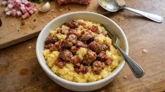 Polentone veloce con salsiccia e pancetta: cremoso, saporito e pronto in pochi minuti