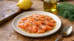 Salmone marinato al limone: l’antipasto fresco che fa subito bella figura