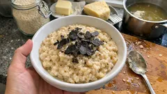 Risotto al tartufo cremoso: tostatura a secco e mantecatura per l’onda perfetta