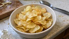 Chips di patate fatte in casa: il metodo semplice per averle croccanti davvero