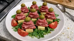 Alberelli di salame e formaggio: l’antipasto senza cottura che fa subito Natale