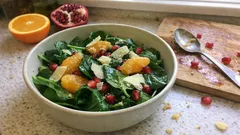Insalata di spinaci e arance con melagrana e Grana: fresca e pronta in 10 minuti