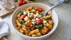 Pasta cremosa pollo e spinaci: il sugo ai 3 pomodori che lega da solo