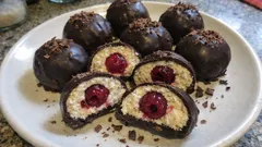 Cioccolatini yogurt e amarene: dolcetti senza cottura con copertura fondente