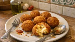 Polpette di mac and cheese fritte: croccanti fuori e filanti al centro