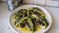 Scarola imbottita in padella: olive, capperi e uvetta per un contorno da trattoria