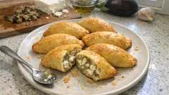 Tiropitakia kourou con feta e melanzana affumicata: fagottini dorati per l’aperitivo