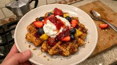 Croissant a waffle caramellati: il trucco veloce per un brunch davvero goloso