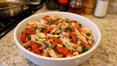 Insalata di pollo mediterranea: leggera, proteica e senza maionese