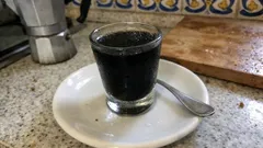 Liquore alla liquirizia fatto in casa: cremoso e profumato, con lo sciroppo che non sbaglia