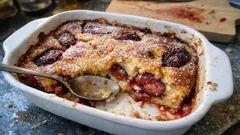 Clafoutis di susine al cocco: dolce cremoso senza glutine, pronto in una ciotola