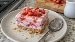 Dolce freddo yogurt e fragole con biscotti: il dessert senza forno che si taglia perfetto