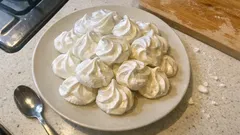 Meringa svizzera lucida e stabile: il passaggio a bagnomaria per ciuffi perfetti