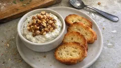 Mousse di gorgonzola pronta in 5 minuti: crema soffice per crostini e tartine