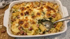 Pasta al forno con verza, patate e pancetta: cremosa dentro, croccante sopra